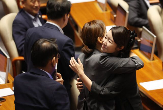 더불어민주당 강선우 의원이 지난 5일 국회 본회의에서 동료 의원들과 인사하고 있다. 연합뉴스