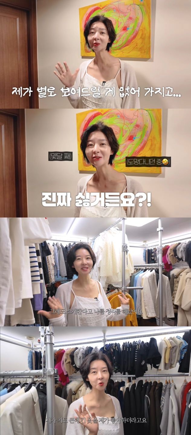 배우 송선미가 사별한 남편과의 추억이 깃든 옷들을 꺼내 보였다. 유튜브 채널 ‘그래 송선미’ 캡처