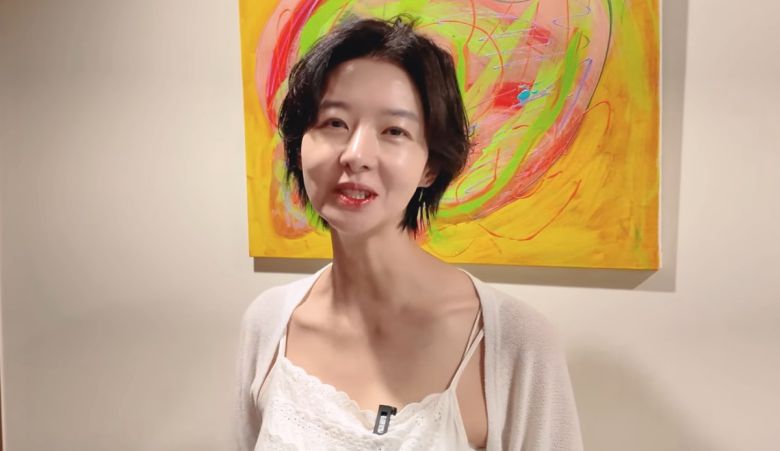 배우 송선미가 사별한 남편과의 추억이 깃든 옷들을 꺼내 보였다. 유튜브 채널 ‘그래 송선미’ 캡처