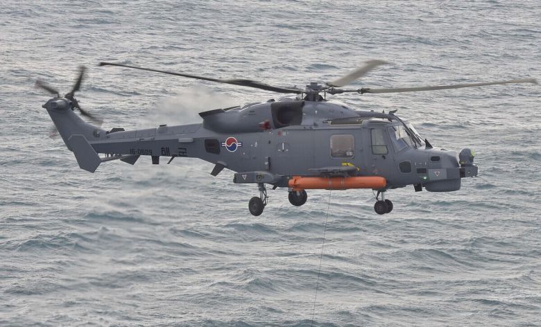 한국 해군 해상작전헬기 AW-159가 훈련을 위해 수면과 가까운 낮은 고도로 비행하고 있다. 세계일보 자료사진