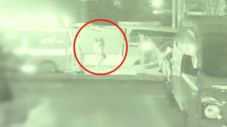 지난달 29일 오후 경기 양주시 덕계동의 한 빌라에서 한 여성이 구조대원과 함께 집 안에 방치된 남아를 안고 나오는 모습. 채널A 보도하면 캡처