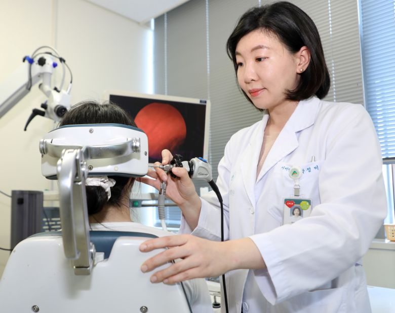 박정미 강릉아산병원 이비인후과 교수가 이내시경을 이용해 환자의 외이도를 확인하고 있다. 강릉아산병원 제공