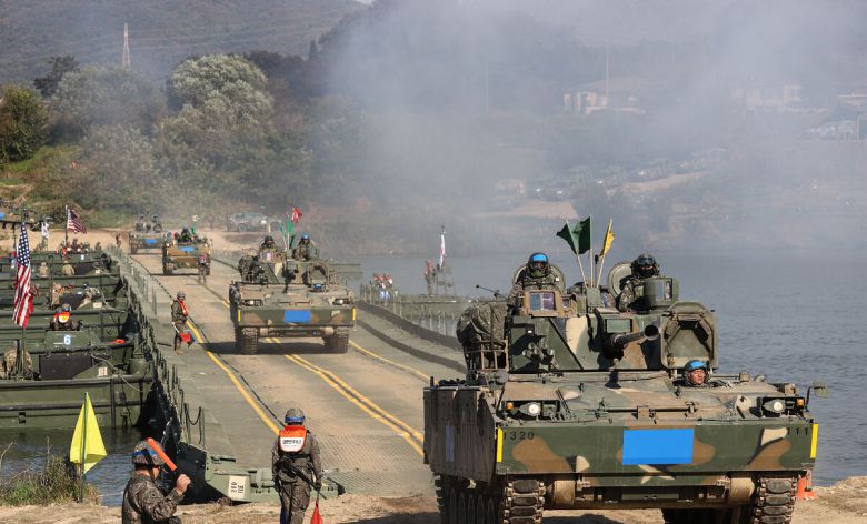 육군 K-21 장갑차들이 부교를 건너 이동하고 있다. 세계일보 자료사진