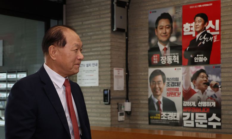 곤혹 국민의힘 황우여 전당대회 선거관리위원장이 11일 서울 여의도 중앙당사에서 전한길 전 한국사 강사의 전당대회 출입 관련 회의에 참석하기 위해 이동하고 있다. 뉴시스