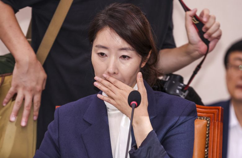 강선우 당시 여성가족부 장관 후보자가 지난달 14일 서울 여의도 국회에서 열린 여성가족위원회의 인사청문회에서 의원들의 질문을 듣고 있다. 뉴시스