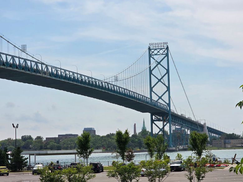 미국 미시간주 디트로이트와 캐나다 온타리오주 윈저를 연결하는 앰배서더브릿지를 통해 트럭들이 물류를 운송하고 있다. 사진에 보이는 디트로이트강 건너편이 캐나다의 자동차 공업 도시 윈저로, 두 지역은 공급망을 공유한다.