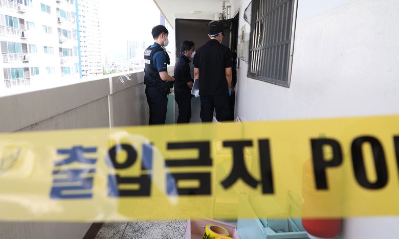 불이 난 뒤 일가족 3명이 숨진 채 발견된 가운데 경찰이 현장 감식을 실시하고 있다. 대구=연합뉴스