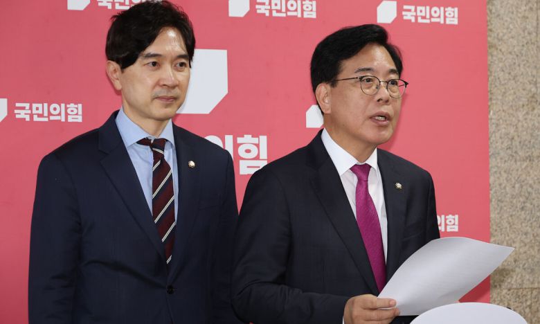 국민의힘 송언석 비상대책위원장 겸 원내대표가 11일 서울 여의도 국회에서 조국혁신당 조국 전 대표 등에 대한 광복절 특별사면 발표와 관련해 취재진 앞에서 발언하고 있다. 연합뉴스