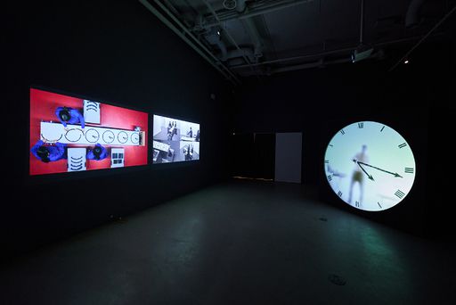 마르텐 바스, ‘리얼 타임 컨베이어 벨트 클락’(왼쪽), ‘리얼 타임 XL - 아티스트’. 포도뮤지엄 제공