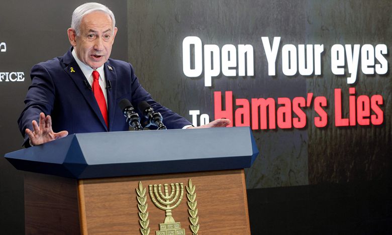 10일(현지시간) 베냐민 네타냐후 이스라엘 총리가 예루살렘에서 기자회견을 하고 있다. 그의 뒤에 ‘하마스의 거짓말을 직시하라’라는 문구가 적혀 있다. AFP연합뉴스