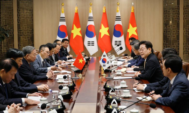 이재명 대통령과 또럼 베트남 공산당 서기장이 11일 서울 용산 대통령실에서 열린 한·베트남 확대회담에서 대화하고 있다. 남정탁 기자