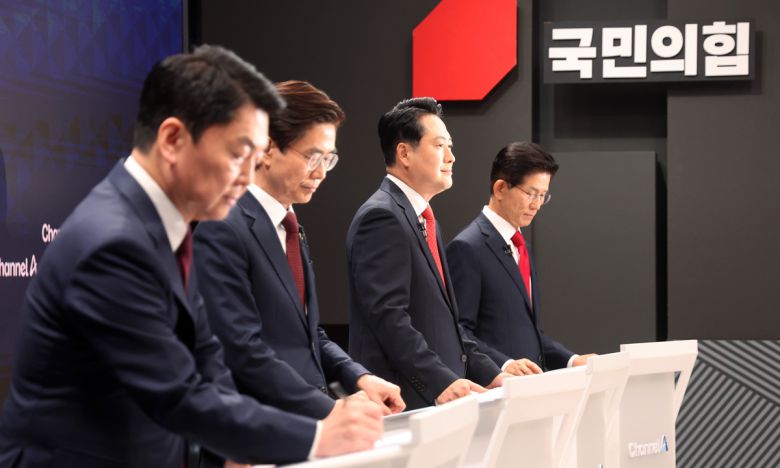 지난 10일 서울 광화문 채널A스튜디오에서 국민의힘 8·22 전당대회 첫 방송토론회에 앞서 안철수(왼쪽부터), 조경태, 장동혁, 김문수 후보가 토론 준비를 하고 있다. 국회사진기자단