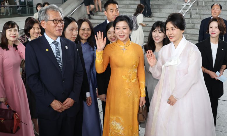 김혜경 여사와 응오 프엉 리 베트남 영부인이 11일 서울 용산 국립중앙박물관을 방문해 시민들과 인사를 하며 전시관으로 이동하고 있다. 왼쪽은 유홍준 국립중앙박물관장. 대통령실통신사진기자단