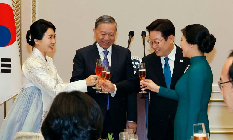 건배 이재명 대통령 부부가 11일 청와대 영빈관에서 열린 또 럼 베트남 당서기장 부부의 국빈 방한 기념 만찬에서 건배하고 있다. 남정탁 기자