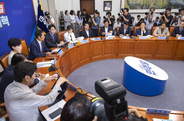 더불어민주당 정청래 대표가 11일 국회에서 열린 최고위원회의에서 발언하고 있다. 연합뉴스