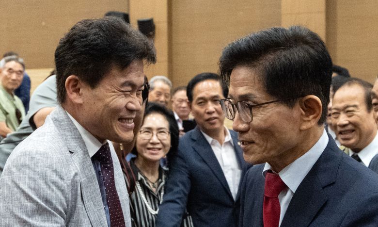 김문수 국민의힘 당 대표 후보(오른쪽)가 지난 4일 서울 여의도 국회 의원회관에서 열린 투게더포럼 시국토론회 '투쟁이 혁신이다'에 참석해 전 한국사 강사 전한길 씨와 인사 나누고 있다. 뉴스1