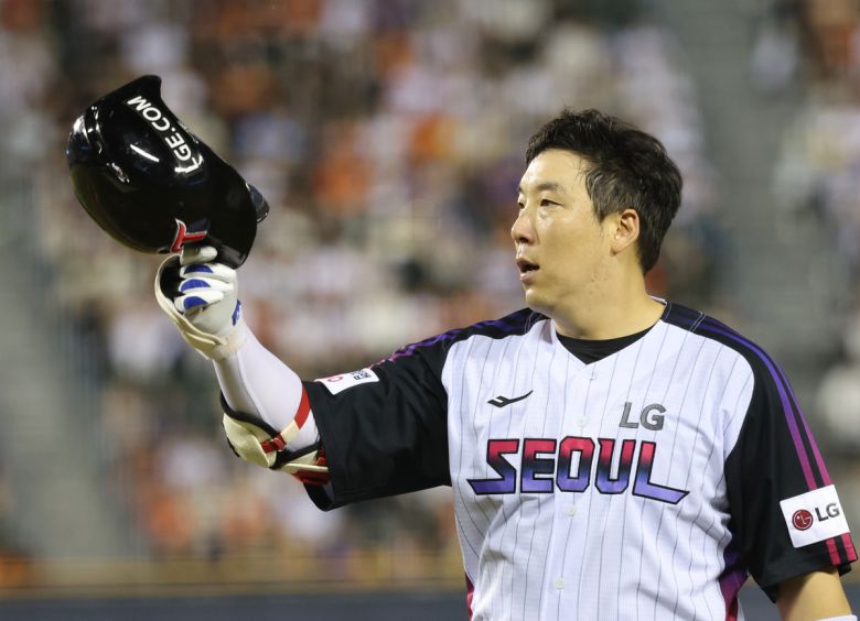 지난 8일 서울 잠실야구장에서 열린 프로야구 한화 이글스와 LG 트윈스의 경기. 10회말 1사 LG 김현수가 2루타를 친 뒤 기뻐하고 있다. 김현수는 이날 경기에서 KBO 리그 역대 4번째로 개인 통상 2,500안타 기록을 달성했다. 연합뉴스