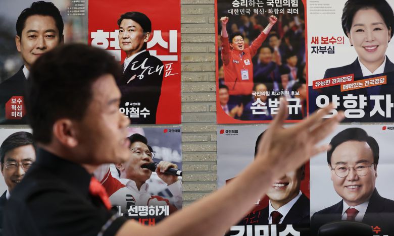 국민의힘 전당대회 합동연설회 야유 사태를 일으킨 전한길 씨가 11일 오후 서울 여의도 국민의힘 당사에서 최고위원 선거에 출마한 김근식 후보에 대한 징계 요구서를 제출하며 입장을 밝히고 있다. 뉴스1