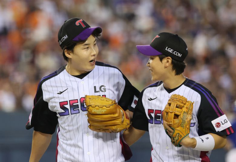 지난 8일 서울 잠실야구장에서 열린 프로야구 한화 이글스와 LG 트윈스의 경기. 4회초 1사 1, 2루 LG 임찬규가 한화 이재원을 병살타로 처리해 이닝을 마무리한 뒤 기뻐하고 있다. 연합뉴스