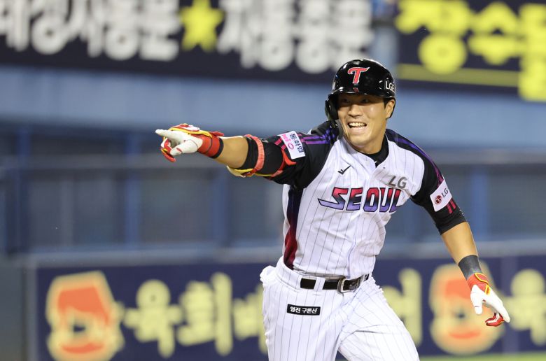 지난 8일 서울 잠실야구장에서 열린 프로야구 한화 이글스와 LG 트윈스의 경기. 10회말 1사 만루 LG 천성호가 끝내기 안타를 친 뒤 기뻐하고 있다. 연합뉴스