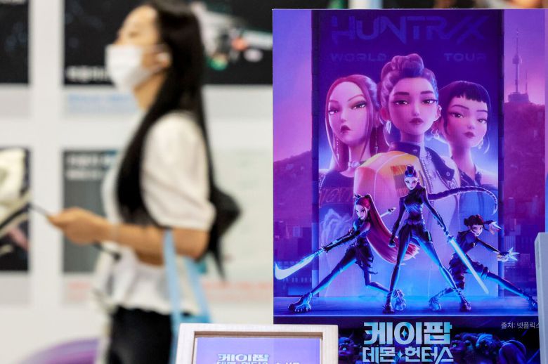 '케이팝 데몬 헌터스' OST인 가상 걸그룹 헌트릭스의 '골든'이 미국 빌보드 메인 싱글 차트 '핫 100' 1위를 차지한 12일 서울 종로구 서울마이소울샵에 마련된 '케이팝 데몬 헌터스' 테마의 서울굿즈존 앞을 시민들이 지나고 있다. 뉴시스