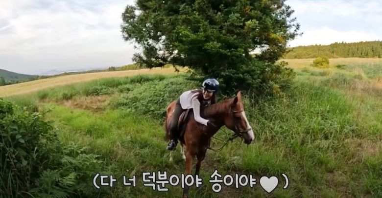 말과 호흡을 맞추는 유리. 유튜브 채널 '권유리' 영상 캡처