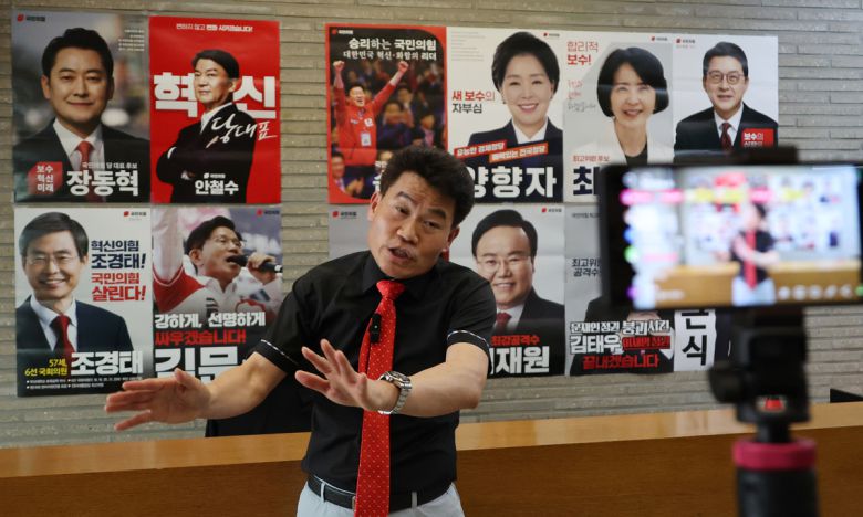 국민의힘 전당대회 방해 논란 당사자인 전한길 씨가 당 윤리위원회의 징계 절차가 시작된 11일 서울 여의도 당사를 찾아 징계의 부당함을 알리는 개인 유튜브 방송을 하고 있다. 연합뉴스