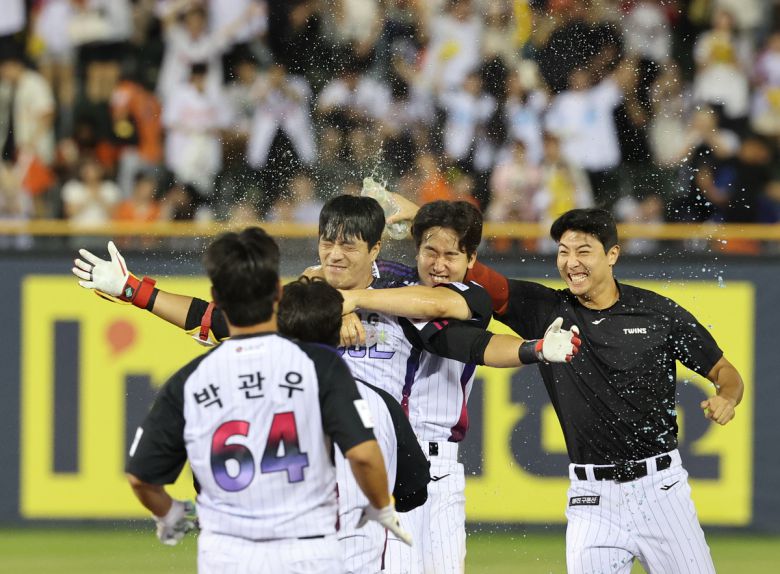 지난 8일 서울 잠실야구장에서 열린 프로야구 한화 이글스와 LG 트윈스의 경기. 10회말 1사 만루 LG 천성호가 끝내기 안타를 친 뒤 기뻐하고 있다. 이날 경기는 LG가 2-1로 승리하며 1위 자리를 지켰다. 연합뉴스