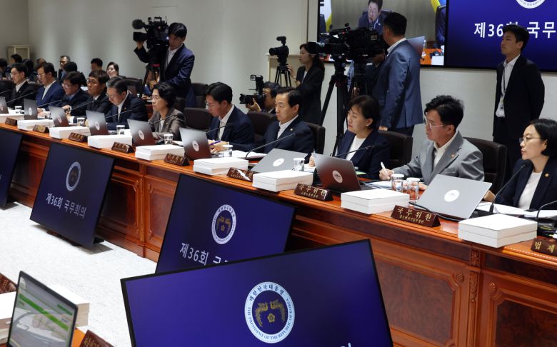 12일 서울 용산 대통령실에서 열린 국무회의에서 국무위원들이 이재명 대통령의 발언을 적고 있다. 연합뉴스