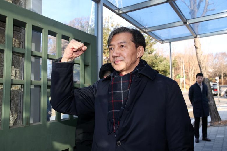 자녀 입시 비리와 청와대 감찰 무마 혐의로 대법원으로부터 징역 2년 실형을 확정 받은 조국혁신당 조국 전 대표가 지난해 12월16일 경기도 의왕시 서울 구치소로 수감되기 전 지지자들에게 인사하고 있다. 뉴스1