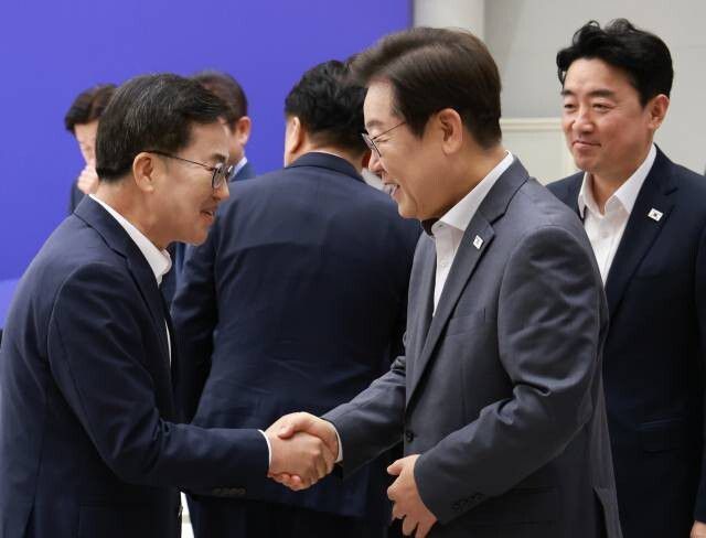 김동연 경기도지사(왼쪽)가 지난 1일 서울 용산 대통령실 청사에서 열린 전국 시도지사 간담회 직후 이재명 대통령과 악수하고 있다. 연합뉴스