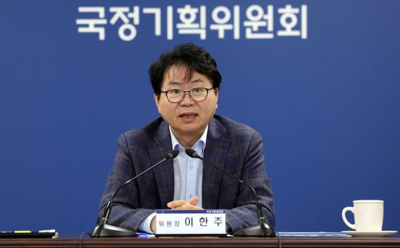 이한주 국정기획위원장이 지난달 22일 오후 서울 종로구 정부서울청사 창성동 별관 국정기획위원회에서 열린 청소년 명예 국정기획위원 위촉식에서 환영사를 하고 있다. 뉴시스