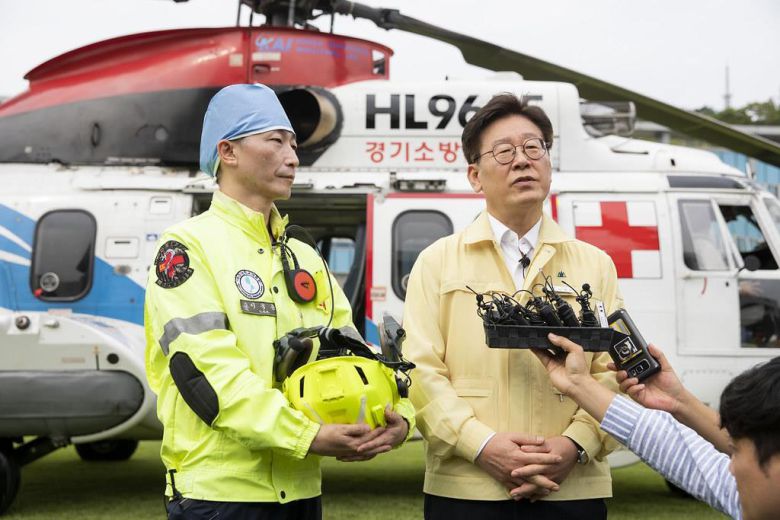 2019년 8월 경기도청 잔디광장에서 열린 ‘응급의료전용헬기 종합시뮬레이션 훈련’ 직후 이재명 대통령(오른쪽·당시 경기도지사)과 이국종 국군대전병원장(당시 아주대학교병원 권역외상센터장)이 기자회견을 하고 있다. 경기도 제공