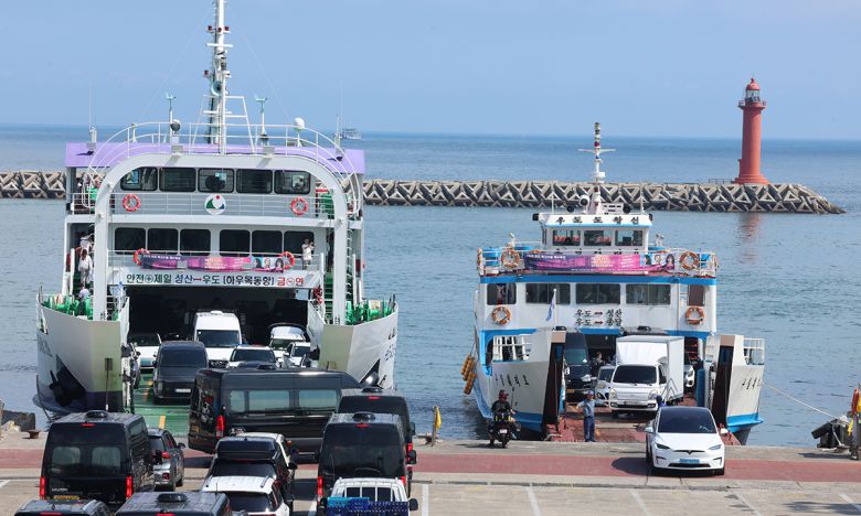 지난 1일 제주 서귀포시 성산읍 성산항종합여객터미널에서 전기렌터카 등 차량이 우도행 도항선 선적 순서를 기다리고 있다. 연합뉴스