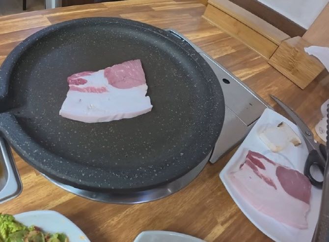 유튜브에 올라온 울릉도의 한 고깃집 식사 장면. 꾸준 유튜브 채널 캡처