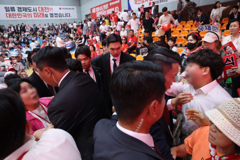 13일 오후 대전광역시 서구 배재대학교에서 열린 제6차 전당대회 충남권-호남권 합동연설회에서 질서유지요원들이 조경태, 장동혁 후보 지지자들간의 충돌을 말리고 있다. 대전=뉴시스