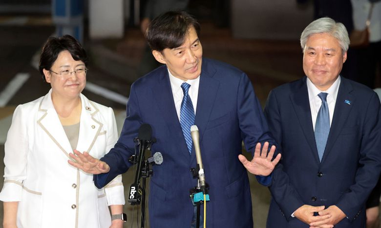 조국혁신당 조국 전 대표가 15일 광복절 특별사면·복권 조치로 서울 구로구 남부교도소에서 출소하며 대국민 인사를 하고 있다. 연합뉴스