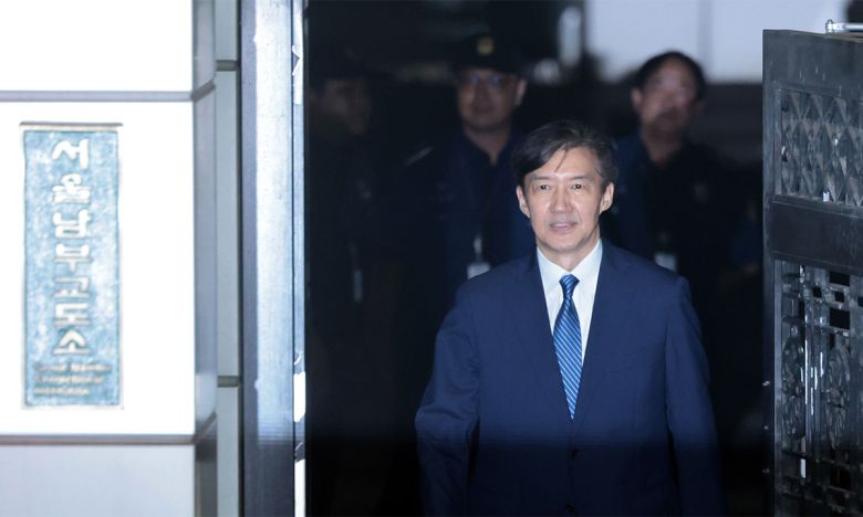 조국혁신당 조국 전 대표가 15일 광복절 특별사면·복권 조치로 출소하며 서울 구로구 남부교도소를 나서고 있다. 연합뉴스