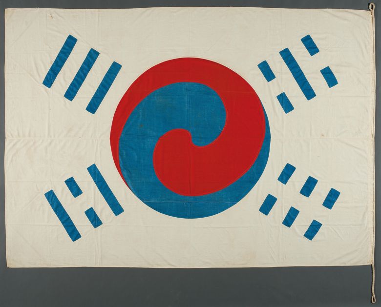 데니가 미국으로 돌아간 1890년 고종이 하사한 태극기. 대한제국 선포 이전 제작된 태극기로 자주독립 국가 건설에 대한 열망을 담은 귀중한 사료로 평가된다. 사진=국립중앙박물관