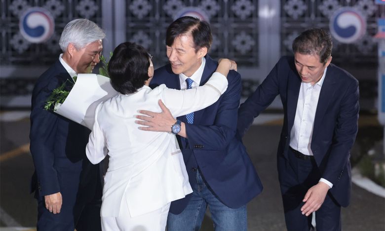 조국혁신당 조국 전 대표가 15일 광복절 특별사면·복권 조치로 출소하며 서울 구로구 남부교도소를 나서고 있다. 연합뉴스