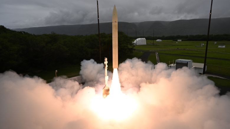 미군의 장거리 극초음속 미사일이 시험발사되고 있다. 미 국방부 제공