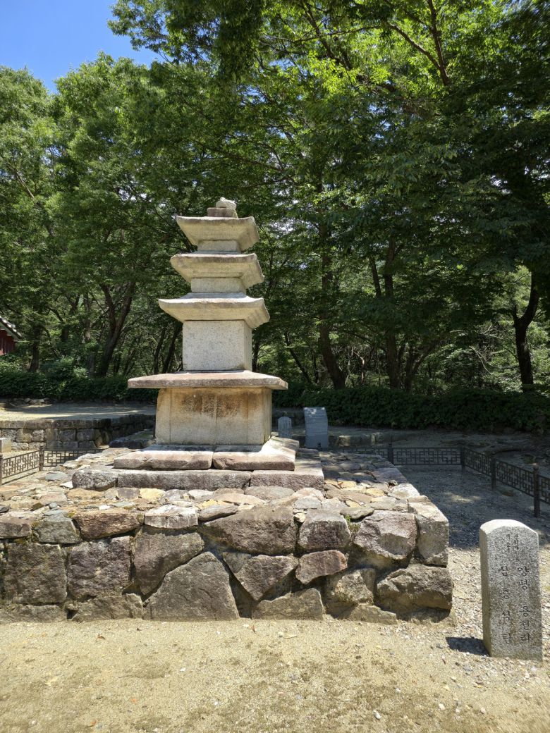 사나사 삼층석탑.