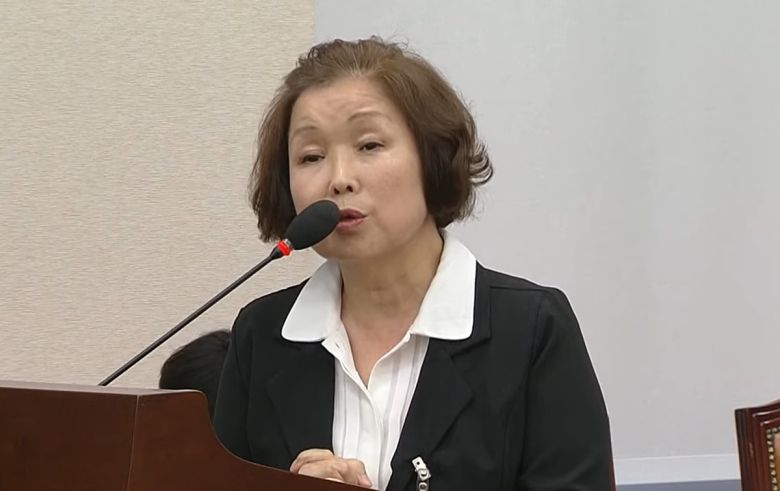 지난 7월10일 국회 교육위원회의 ‘리박스쿨’ 청문회에 증인으로 출석한 손효숙 리박스쿨 대표가 의원의 질의에 답변하고 있다. 손 대표는 ‘할아버지가 들려주는 6·25 전쟁 이야기’가 리박스쿨의 늘봄학교 강사 양성 교재로 쓰였다는 의혹을 부인했다. 국회방송 캡처