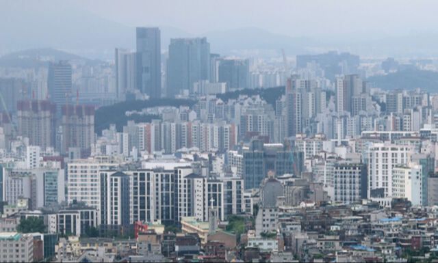 지난 14일 서울 남산에서 바라본 아파트 단지의 모습. 뉴스1