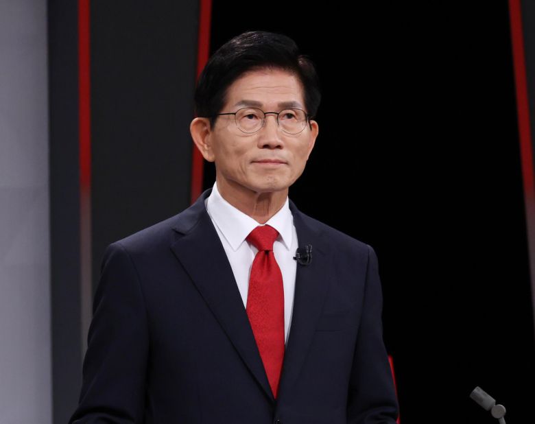 국민의힘 당대표 선거에 출마한 김문수 후보가 17일 서울 여의도 KBS에서 열린 2차 텔레비전 토론회에 참석해 방송 시작을 기다리고 있다. 국회사진기자단