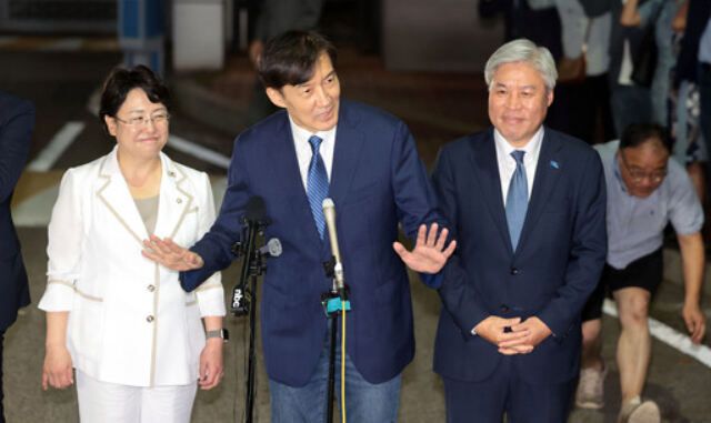 조국혁신당 조국 전 대표(가운데)가 지난 15일 서울 구로구 남부교도소에서 출소하며 대국민 인사를 하고 있다. 연합뉴스