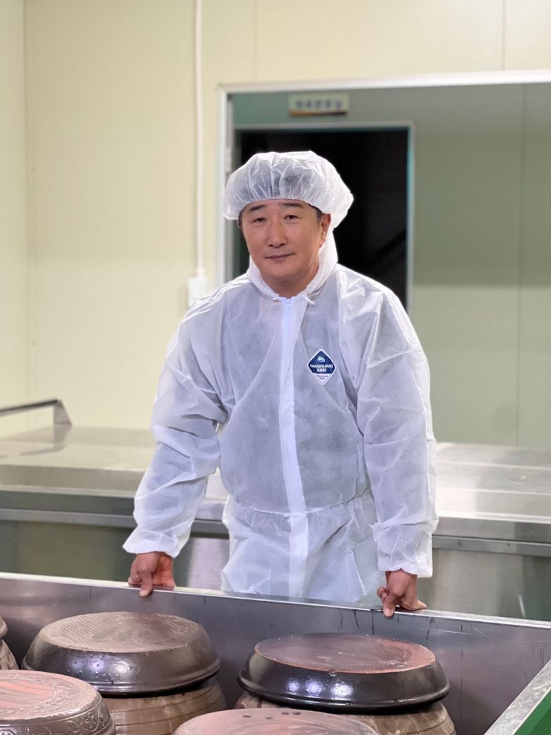 제선당 이주형 대표가 위생복을 착용하고 전통 한방 제품 제조 현장을 살펴보고 있다.