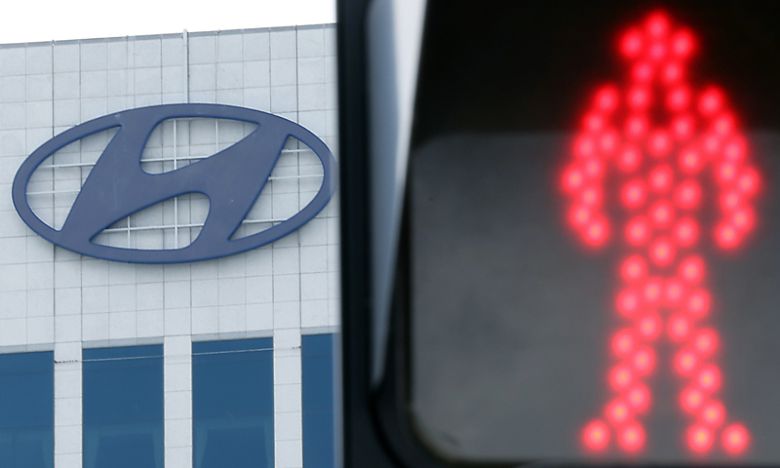 서울 서초구 양재동 현대자동차그룹 본사 인근 건널목 신호등에 멈춤을 뜻하는 붉은 신호가 나오고 있다. 뉴스1