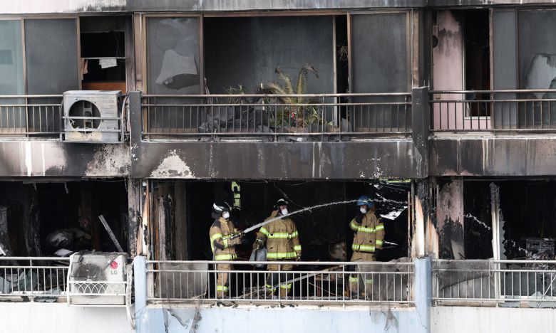 지난 17일 서울 마포구 창전동 한 아파트에서 화재가 발생, 소방대원들이 잔불을 정리하고 있다. 연합뉴스