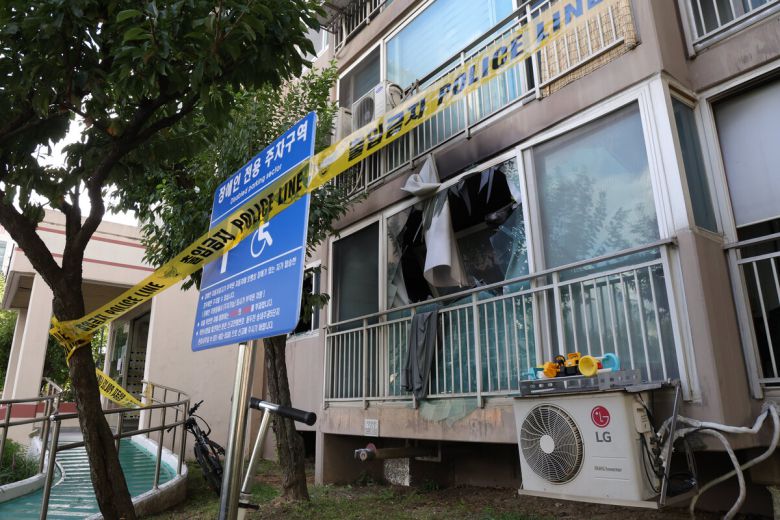 19일 경기도 동두천시의 한 아파트에서 배터리 발화로 추정되는 화재가 발생했다. 사진은 통제된 화재 현장의 모습. 동두천=연합뉴스